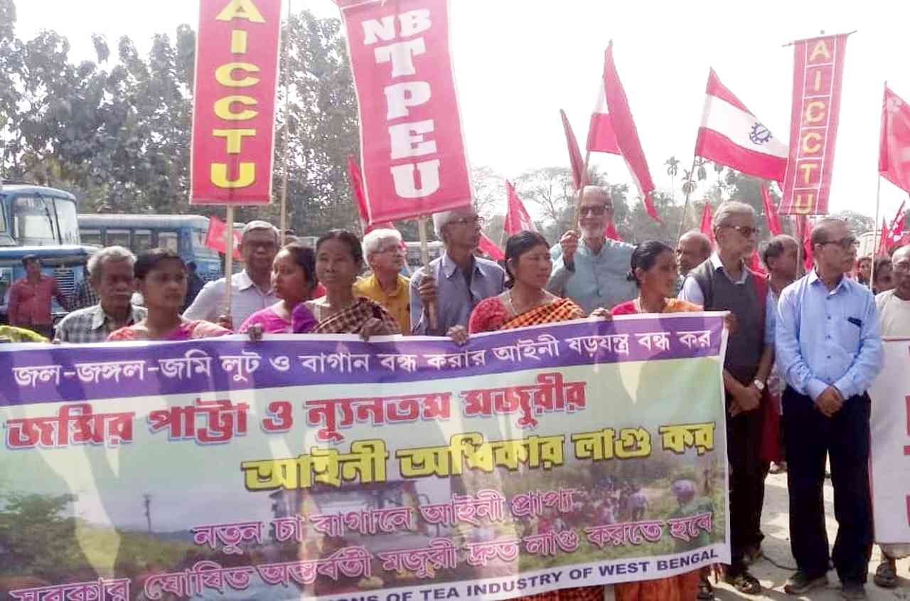 জমির পাট্টার দাবিতে জলপাইগুড়ি শহরে চা শ্রমিকদের অভিযান