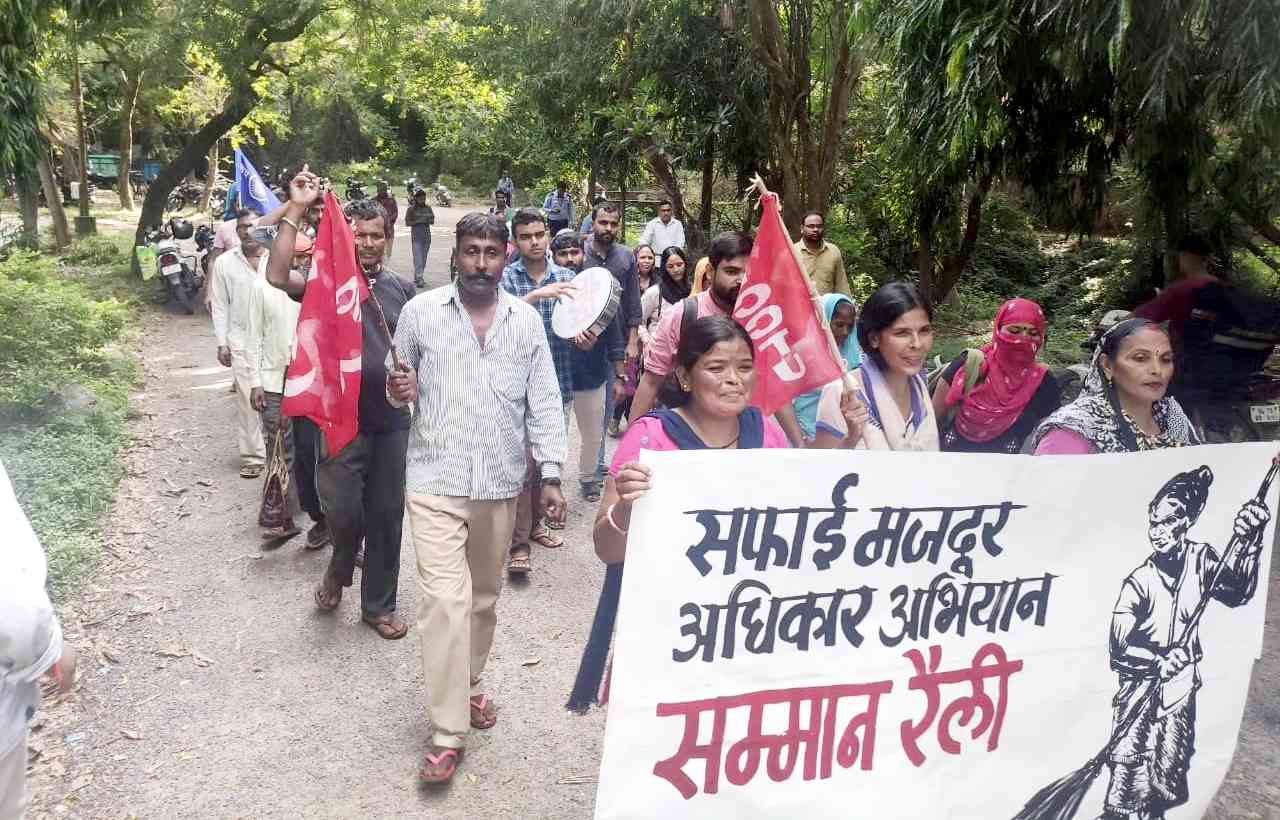 জেএনইউ সাফাইকর্মীদের মিছিল